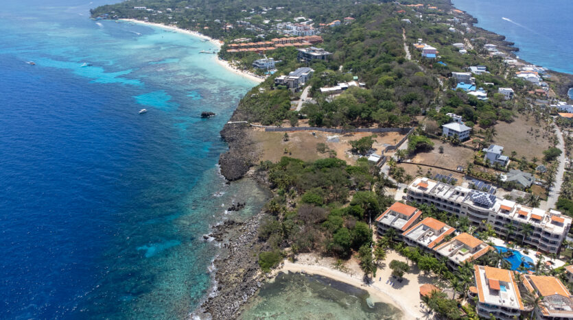 A tropical environment with unique critters and climate can mean a different style of home is necessary. Before you choose your new home in the Caribbean, here’s an idea of the differences between houses and condos on the island of Roatan.