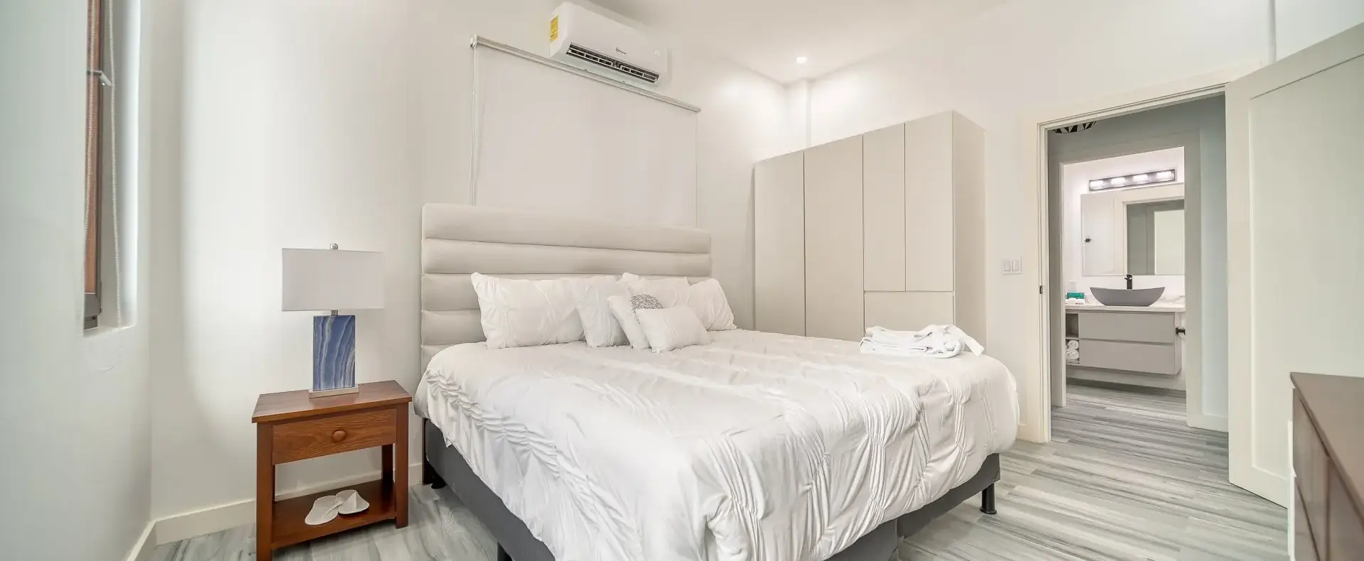 Second bedroom with bathroom, Acqua di Mare condo