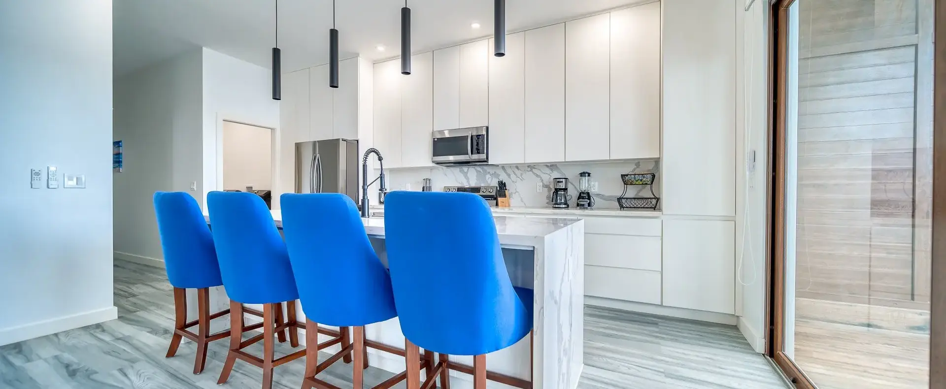 Kitchen island with blue bar stools, Acqua di Mare condo