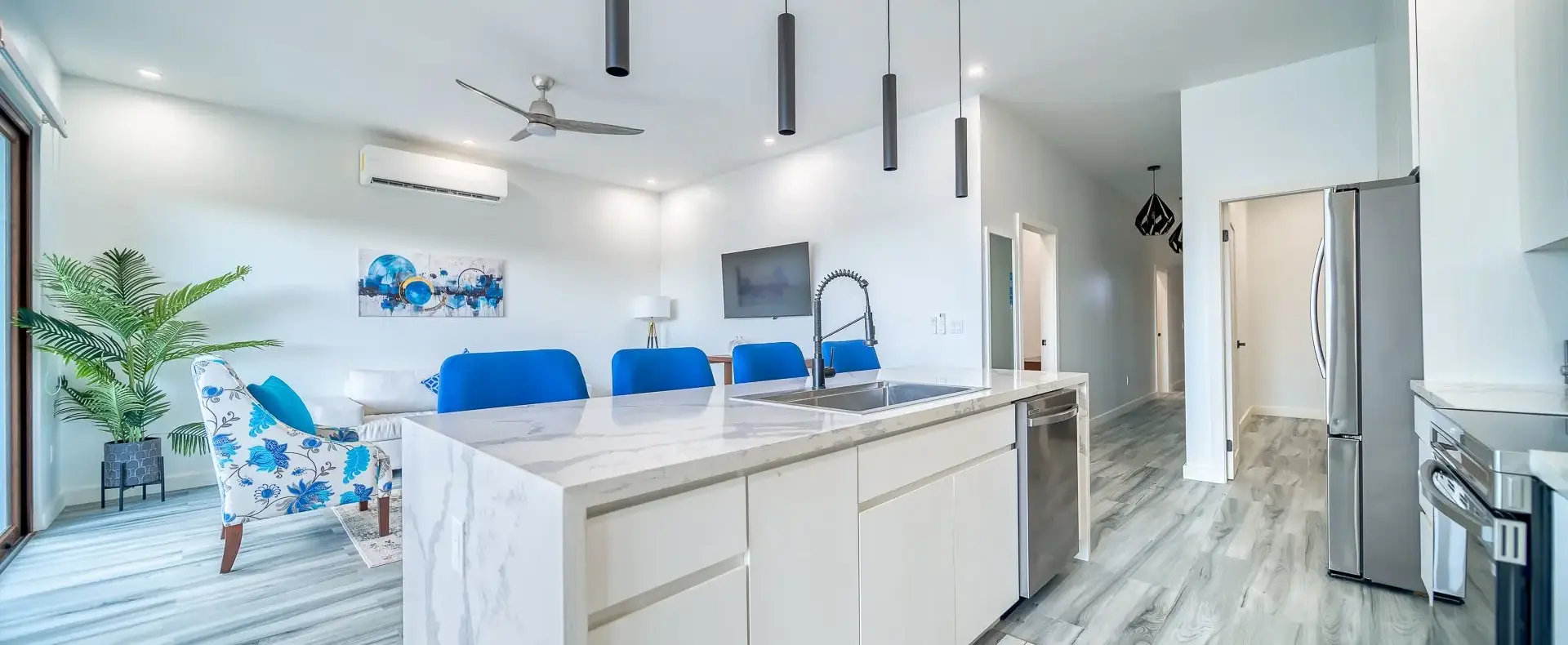 Kitchen and dining area, Acqua di Mare condo, West Bay
