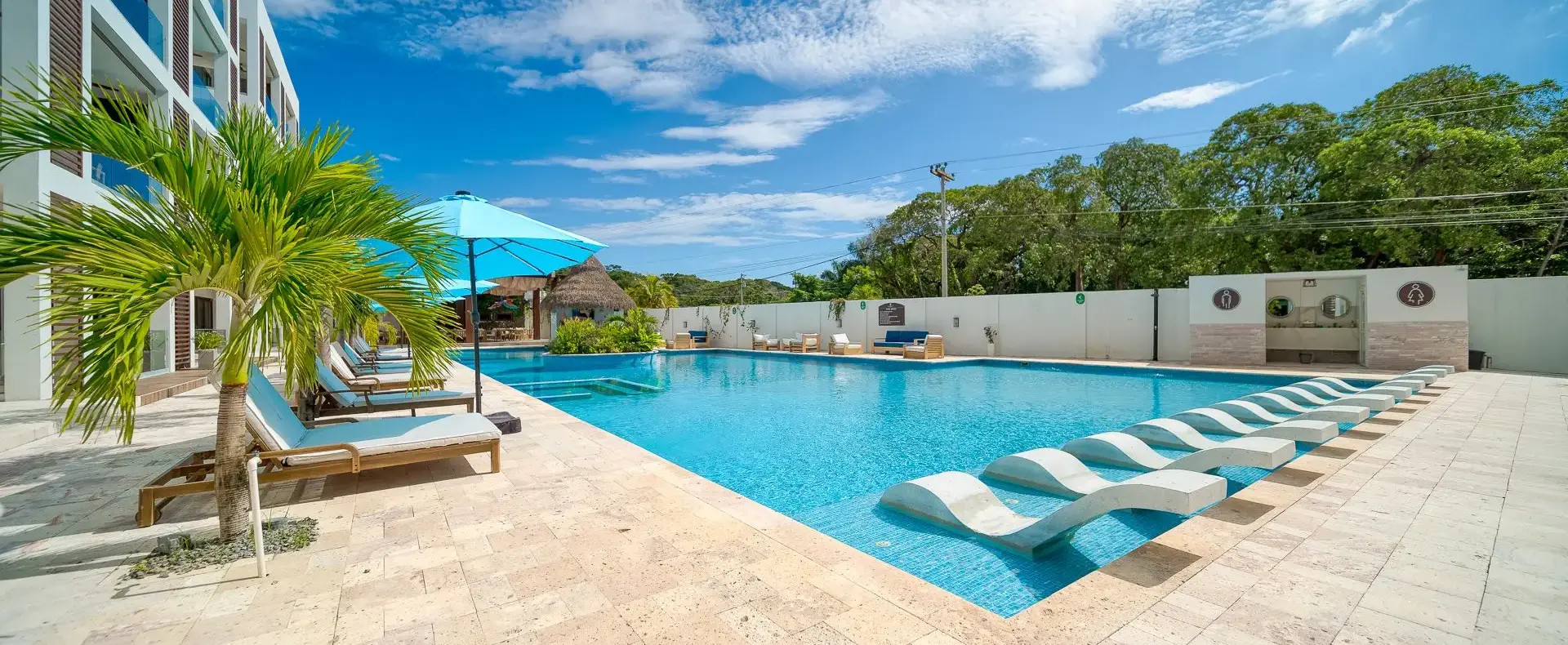 Pool with sun loungers at Acqua di Mare, West Bay Beach, Roatan