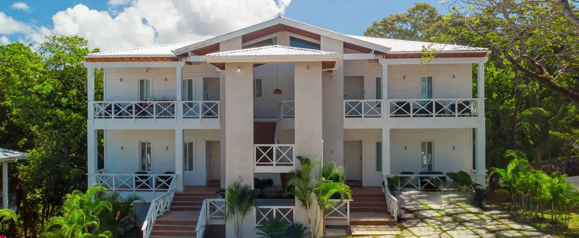 Blue Roatan Residence building and driveway, Roatan