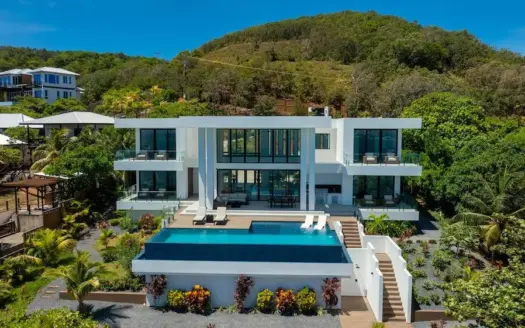 Casa de Ensueño: Modern Beachfront Estate, Infinity Pool, Private Dock in Camp Bay