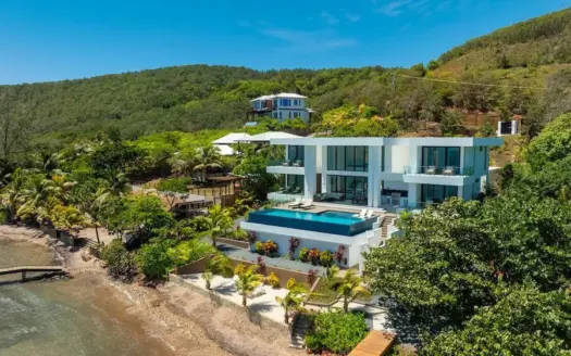 Casa de Ensueño: Modern Beachfront Estate, Infinity Pool, Private Dock in Camp Bay