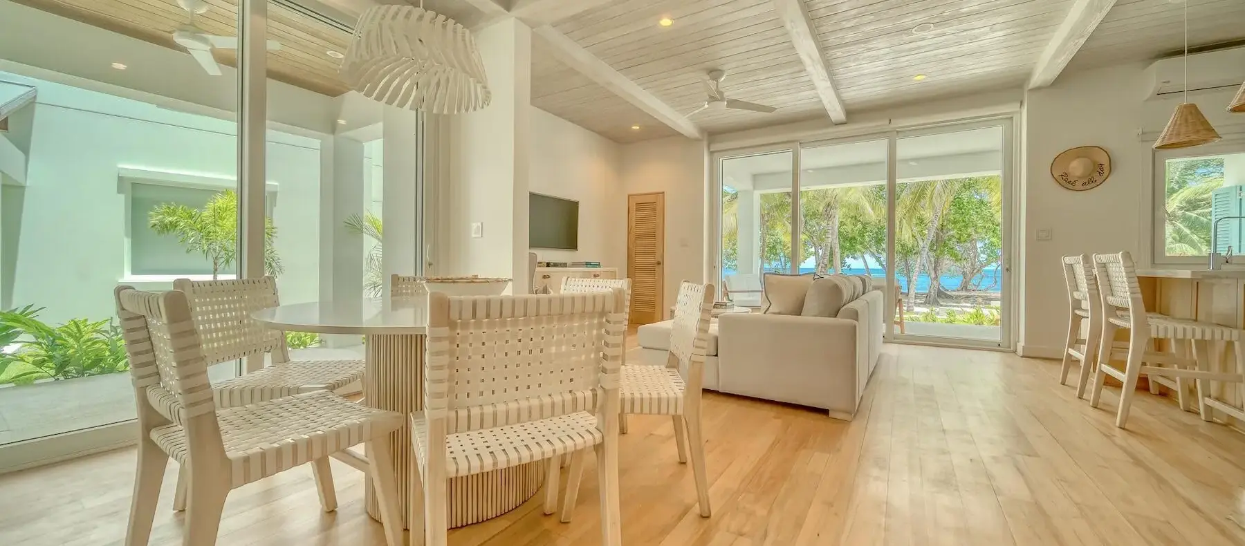 Dining area with sliding doors to the garden (sample unit)