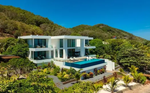 Casa de Ensueño: Modern Beachfront Estate, Infinity Pool, Private Dock in Camp Bay
