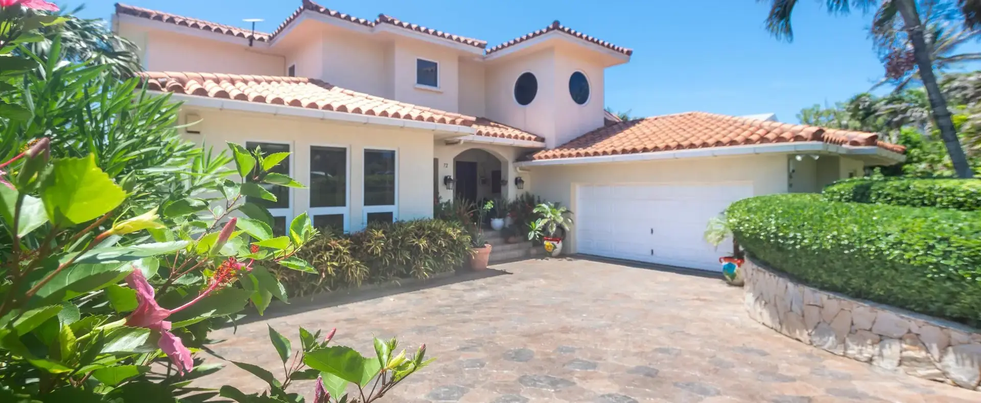 Stone driveway and garage entrance of Casa Cascada